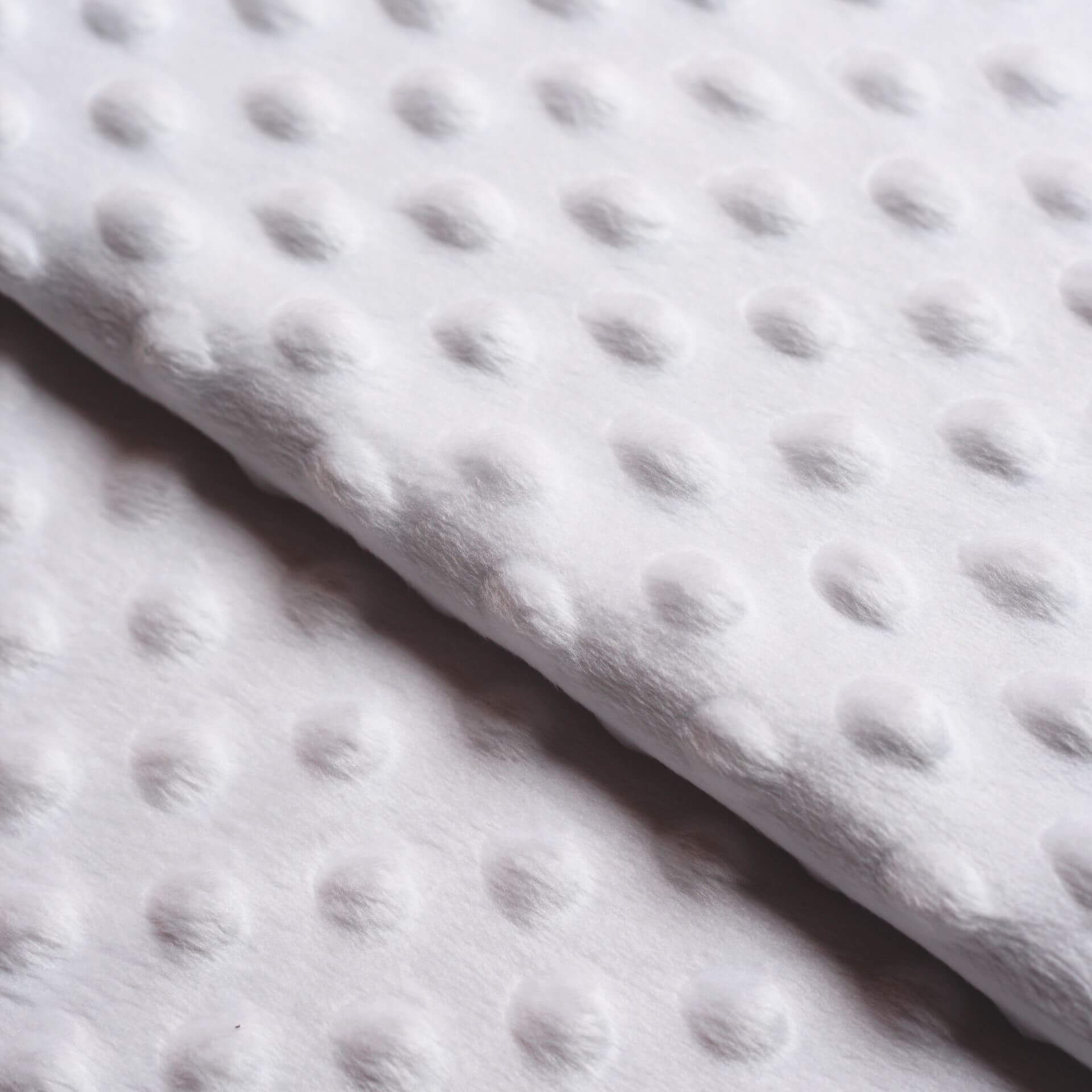 Białe Minky w kropki – delikatna, puszysta tkanina o przyjemnej strukturze, idealna do kocyków, poduszek, wyprawek i innych projektów handmade